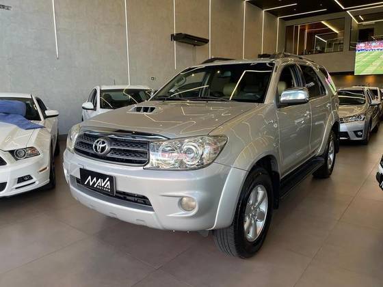 TOYOTA HILUX SW4 3.0 SRV 4X4 7 LUGARES 16V TURBO INTERCOOLER DIESEL 4P AUTOMÁTICO TOYOTA HILUX SW4 3.0 SRV 4X4 7 LUGARES 16V TURBO INTERCOOLER DIESEL 4P AUTOMÁTICO